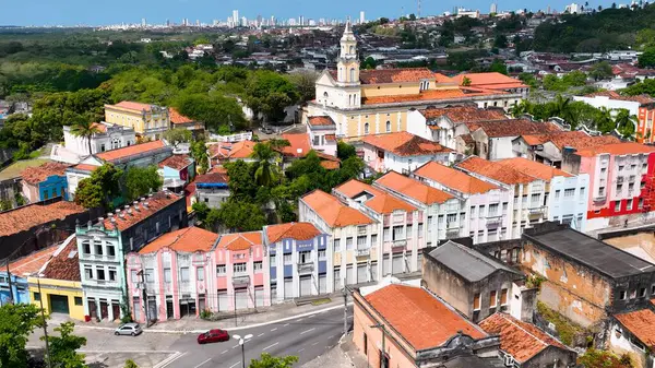 Joao Pessoa Paraiba Brezilya 'daki Ortaçağ Binaları. Yukarıdan canlı bir şehrin telaş ve koşuşturmasını yakalamak. İnşaat Manzarası Panoramik Şehir Görünümü Meşgul. Panoramik Şehir Görünümü.