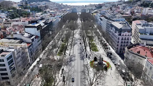 Lizbon 'daki Özgürlük Bulvarı. Yukarıdan canlı bir şehrin telaş ve koşuşturmasını yakalamak. Metropolitan Skyline Binaları Güzel. Bina Mimarlık Şirketi. Lizbon Portekiz.