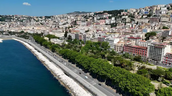 Napoli Campania İtalya 'daki Villa Comunale Parkı. Şehir merkezinin modern binalarla dolup taşması. Şehir merkezindeki iş dünyası. Şehir merkezinin dışında Panning Wide 'da. Napoli Campania.