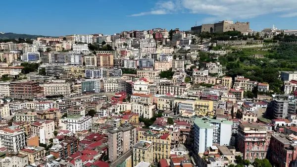 Napoli 'nin silueti Napoli Campania İtalya' da. Yüksek katlı binaların ve şehir yaşamını gösteren trafik gösterilerinin havadan görüntüsü. Metropolitan Peyzaj Ticari Binası Çarpıcı. Metropolitan Atılgan Kasabası.