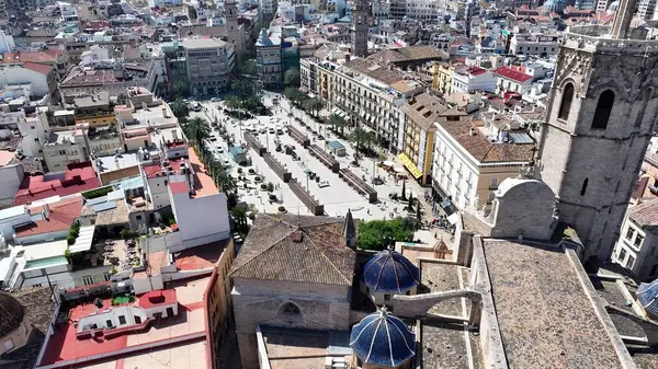 Valencia Valence Community İspanya 'da Valencia Skyline. Şehir Skyline Modern ve Geleneksel Mimariyi Gösteriyor. Şehir Gökyüzü Arkaplanı Kentsel. Şehir merkezinin yukarısında. Valencia Valence Topluluğu.