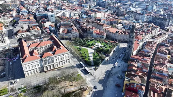 Porto Portekiz 'deki Clerigos Kilisesi. Şehirdeki ünlü kilisenin nefes kesici manzarası. Metropol Manzarası Panoramik Şehir Manzarası Güzel. Şehir Panoramik Şehir Manzarası. Porto Portekiz.