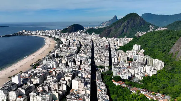 Rio De Janeiro Skyline Copacabana Plajı Rio De Janeiro Brezilya. Yüksek binaları ve trafiği olan hareketli bir şehrin havadan görünüşü. Sahil Gökyüzü Sahil Kıyısı Yaz Zamanı. Sahil Sahil Sahili Panoramik.