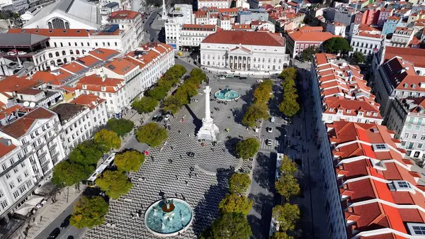 Lizbon 'daki Dom Pedro IV Meydanı. Yemyeşil parkın ve etrafındaki binaların havadan görünüşü. Şehir merkezindeki iş dünyası. Şehir merkezinin dışında Panning Wide 'da. Lizbon Portekiz.