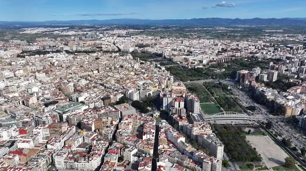 Valencia Valence Community İspanya 'da Valencia Skyline. Şehir Skyline Modern ve Geleneksel Mimariyi Gösteriyor. Şehir merkezindeki iş dünyası. Şehir merkezinin dışı Geniş Panning.