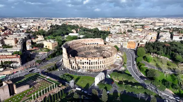 Roma Kolezyumu, Lazio İtalya. Şehir merkezindeki Landmark Ortaçağ binasının havadan görünüşü. Metropolitan Manzara Gökdelenleri. Güzel. Metropolitan Şehir. Roma Lazio.