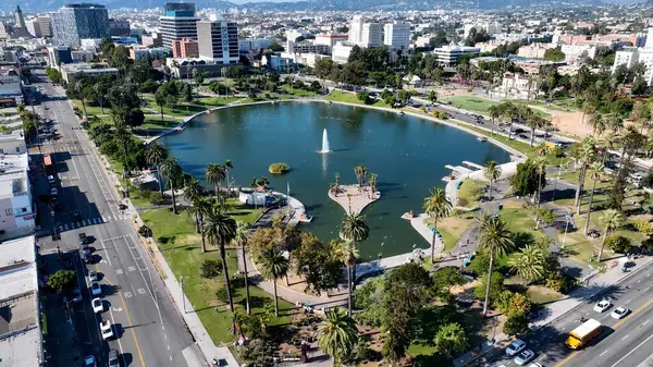 Los Angeles, Kaliforniya 'daki Echo Park' ta. Yemyeşil parkın ve etrafındaki binaların havadan görünüşü. Şehir Gökyüzü Arkaplanı Kentsel. Şehir merkezinin yukarısında. Los Angeles California.