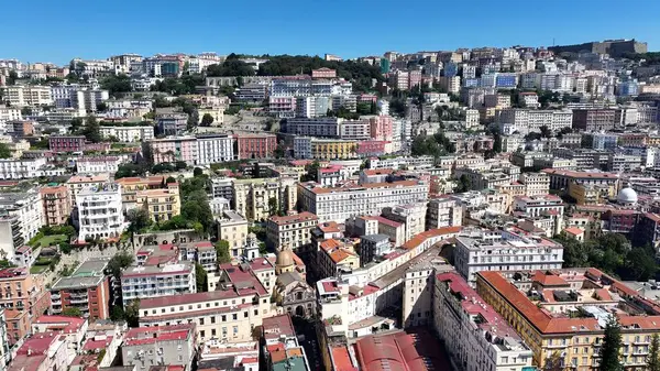 Napoli 'nin silueti Napoli Campania İtalya' da. Kuşlar, sokaklar ve binalarla çarpıcı şehir manzarasına bakıyor. Şehir Gökyüzü Bulutları Şehir Arkaplanı. Şehir merkezinde geniş bir altyapı var. Napoli Campania.