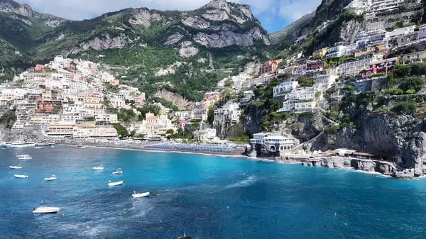 Positano Salerno İtalya 'daki Amalfi Sahili. Kristal berrak sularla sersemletici sahilin havadan görünüşü. Cennet Adası Manzarası Minnettar Güzel. Yaz zamanı Grateful Coast. Positano Salerno.