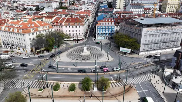 Portekiz 'deki Duque Da Terceira Meydanı. Yoğun caddeler ve binalarla çevrili bir şehir parkının havadan görünüşü. Şehir Gökyüzü Arkaplanı Kentsel. Açık Arkaplan Panoramik Şehir. Lizbon Portekiz.