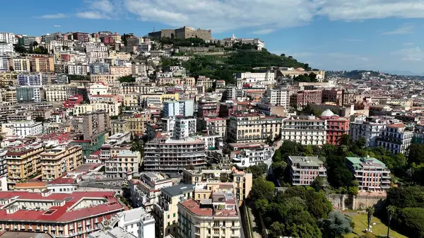 Napoli 'nin silueti Napoli Campania İtalya' da. Şehir merkezinin modern binalarla dolup taşması. İş Bulutları Gökyüzü Şehir Merkezi. İş dünyası geniş çaplı. Napoli Campania.