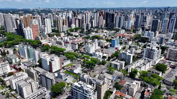 Curitiba Parana Brezilya 'da Curitiba Skyline. Kuşlar, sokaklar ve binalarla çarpıcı şehir manzarasına bakıyor. Altyapı Skyline Panoramic City View Awesome. Altyapı Şehir Manzarası.