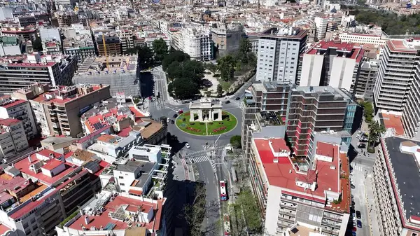 Valencia İspanya 'da Puerta De La Mar. Yüksek katlı binaların ve şehir yaşamını gösteren trafik gösterilerinin havadan görüntüsü. İnşaat Manzarası Panoramik Şehir Görünümü Meşgul. Panoramik Şehir Manzarası. Valencia İspanya.