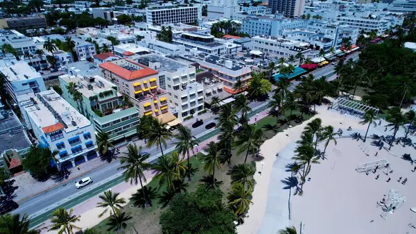 Miami Beach Florida 'da Ocean Drive Bulvarı. Şehir merkezinin modern binalarla dolup taşması. Sahil Bulutları Yaz mevsimi. Sahil Panorama. Miami Plajı Florida.