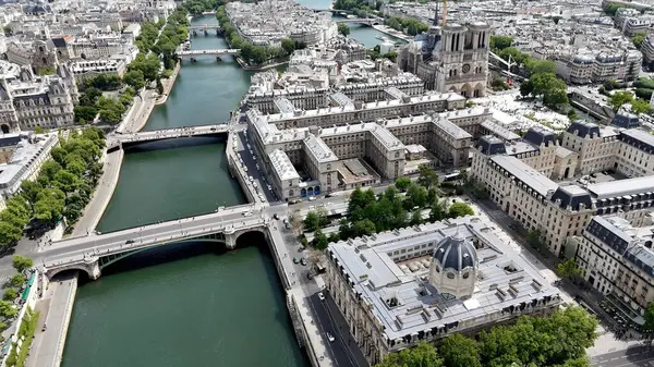 Paris 'teki Paris Skyline Fransa Adası' nda. Paris Skyline turizm simgeleri ve binalarla çevrili. Metropolitan Manzara Gökdelenleri. Güzel. Metropolitan Şehir. Paris Fransa Adası.