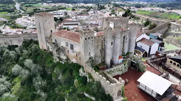 Portekiz 'in Obidos Leiria bölgesinde Obidos Skyline. Şehrin ünlü bölgesindeki ortaçağ binasının kuş bakışı görüntüsü. Şehir merkezindeki iş dünyası. Şehir merkezinin dışı Geniş Panning.
