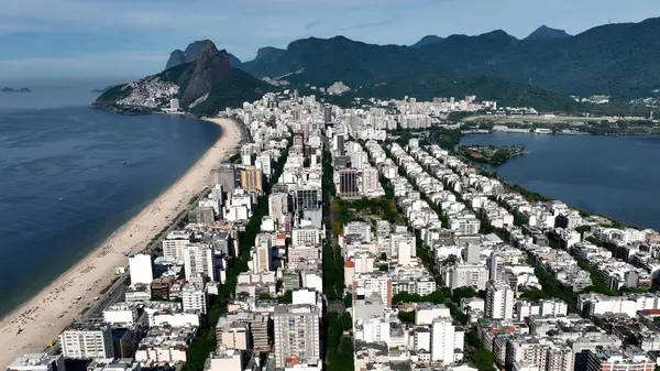 Rio De Janeiro Skyline Ipanema Plajı Rio De Janeiro Brezilya. Yukarıdan canlı bir şehrin telaş ve koşuşturmasını yakalamak. Cennet Skyline Idyllic göz kamaştırıcı. Cennet Rıhtımı Kıyısı.