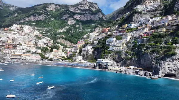 Positano Salerno İtalya 'daki Amalfi Sahili. Büyüleyici Tropikal Sahne Sahnesi Yukarıdan Görünüyor. Cennet Skyline Idyllic göz kamaştırıcı. Paradise Rıhtım Sahili. Positano Salerno.