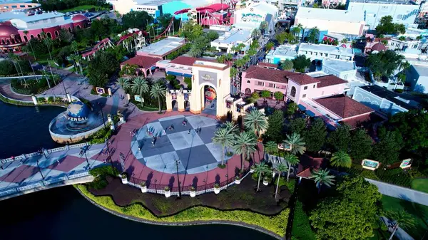 Orlando Florida 'da evrensel giriş. Ünlü Lunaparkın nefes kesici hava manzarası. İş Bulutları Gökyüzü Şehir Merkezi. İş dünyası geniş çaplı. Orlando Florida.
