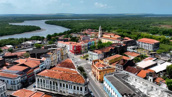 Joao Pessoa Paraiba Brezilya 'daki tarihi binalar. Yüksek katlı binaların ve şehir yaşamını gösteren trafik gösterilerinin havadan görüntüsü. Şehir merkezindeki iş dünyası. Şehir merkezinin dışı Geniş Panning.