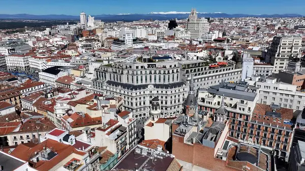 Madrid 'deki Madrid Skyline. İnanılmaz Skysraper 'lar ve caddedeki trafik yukarıdan izleniyor. Şehir merkezindeki iş dünyası. İş geçmişleri ünlüdür. Madrid İspanya.