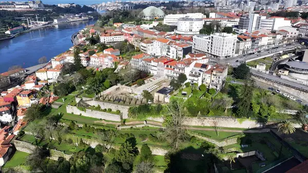 Porto Portekiz 'de Porto Skyline. Şehir Skyline Modern ve Geleneksel Mimariyi Gösteriyor. Şehir Gökyüzü Arkaplanı Kentsel. Şehrin yukarısında. Porto Portekiz.