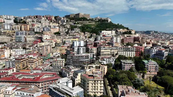 Napoli 'nin silueti Napoli Campania İtalya' da. Çağdaş binalarla dolu şehir merkezinin havadan görünüşü. Metropol Manzarası Panoramik Şehir Manzarası Güzel. Kentsel Panoramik Şehir Görünümü.
