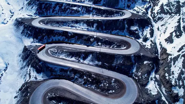 And Dağları 'ndaki Los Caracoles Yolu Santiago Şili. Şehir Caddelerini birbirine bağlayan çevre yolunun şehir hayatı manzarası. Açık havada yolculuk istikameti And Dağları Buzulu. Açık hava And Dağları Hava Görüntüsü Floresta.