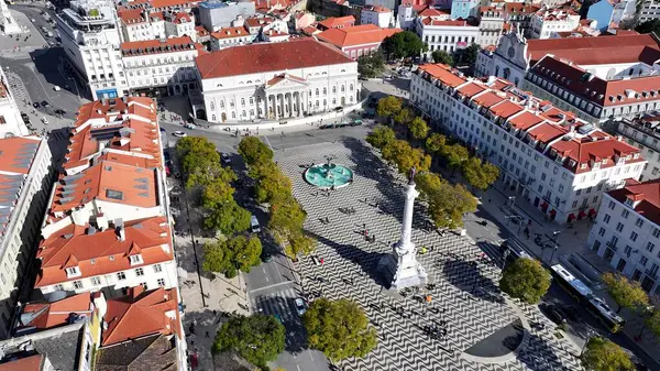 Lizbon 'daki Dom Pedro IV Meydanı. Yeşilliklerle süslenmiş güzel tasarlanmış bir park. Endüstriyel Peyzaj Ticari Binası Güzel. Endüstriyel kasaba. Lizbon Portekiz.