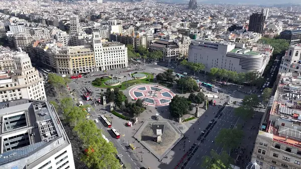 Katalunya Meydanı Barselona Katalonya İspanya. Yoğun caddeler ve binalarla çevrili bir şehir parkının havadan görünüşü. İnşaat Manzarası Panoramik Şehir Görünümü Meşgul. Panoramik Şehir Görünümü.