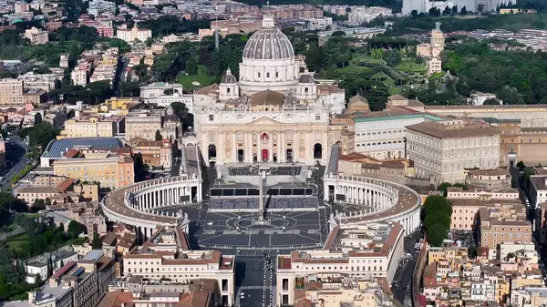 Roma 'daki San Pedro Kilisesi İtalya Vatikan. Göz kamaştırıcı Barok Kilisesi manzarayla çelişiyor. Endüstriyel Peyzaj Ticari Binası Güzel. Endüstriyel kasaba. Roma İtalya.