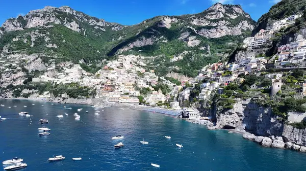Positano Salerno İtalya 'daki Amalfi Sahili. Büyüleyici Tropikal Sahne Sahnesi Yukarıdan Görünüyor. Sahil Gökyüzü Sahil Kıyısı Yaz Zamanı. Seaside Beach Panoramik. Positano Salerno.