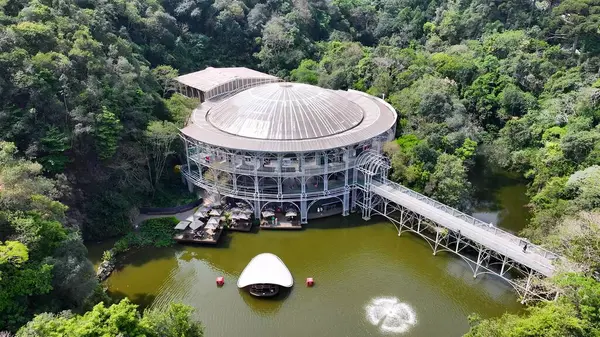 Curitiba Parana Brezilya 'da telgraf operası. Şehir merkezindeki çatıdaki gökdelenin havadan görünüşü. Şehir merkezindeki iş dünyası. Şehir merkezinin dışında Panning Wide 'da. Curitiba Parana.