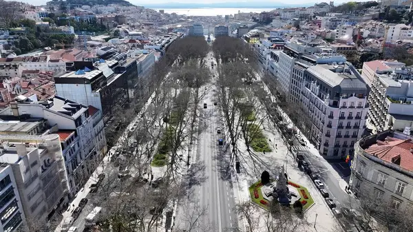 Lizbon Büyükşehir Bölgesi Portekiz 'deki Özgürlük Bulvarı. Yüksek katlı binaların ve şehir yaşamını gösteren trafik gösterilerinin havadan görüntüsü. Altyapı Skyline Panoramik Şehir Görünümü Muhteşem.