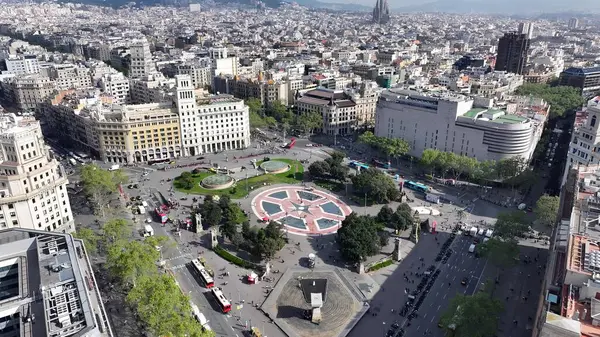 Barcelona İspanya 'daki Katalonya Meydanı. Yeşilliklerle süslenmiş güzel tasarlanmış bir park. Metropolitan Peyzaj Ticari Binası Çarpıcı. Metropolitan Atılgan Kasabası. Barselona İspanya.