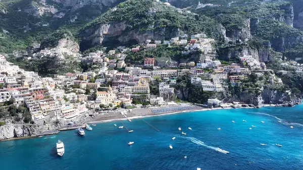 Positano Salerno İtalya 'daki Amalfi Sahili. Yaz tatilinde harika bir sahil manzarası olan kuş bakışı. Ada Hayatı Manzarası Huzurlu Güzel. Huzurlu. Positano Salerno.