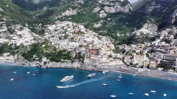 Positano Salerno İtalya 'daki Amalfi Sahili. Yaz tatilinde harika bir sahil manzarası olan kuş bakışı. Shore Clouds Plaj Denizi. Shore Panning Wide 'da. Positano Salerno.