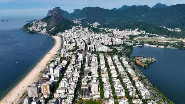 Rio De Janeiro Skyline Ipanema Plajı Rio De Janeiro Brezilya. Şehir merkezinin modern binalarla dolup taşması. Sahil Gökyüzü Sahil Kıyısı Yaz Zamanı. Seaside Beach Panoramik. Ipanema Plajı Rio de Janeiro.