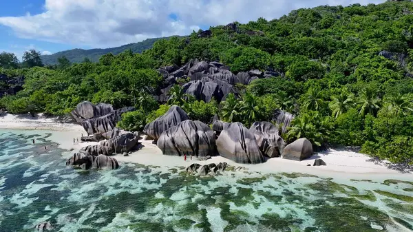 La Digue Adası 'ndaki şeffaf Kano Victoria Seyşeller. Kristal berrak sularla sersemletici sahilin havadan görünüşü. Shore Clouds Plaj Denizi. Shore Panning Wide 'da. La Digue Adası Victoria.