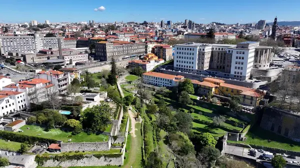 Porto Portekiz 'deki Erdemliler Parkı. Şehrin çarpıcı ikonik eğlence parkının kuş bakışı görüntüsü. Şehir merkezinde Gökyüzü Bulutları. Şehir merkezinin dışında. Ünlü. Porto Portekiz.