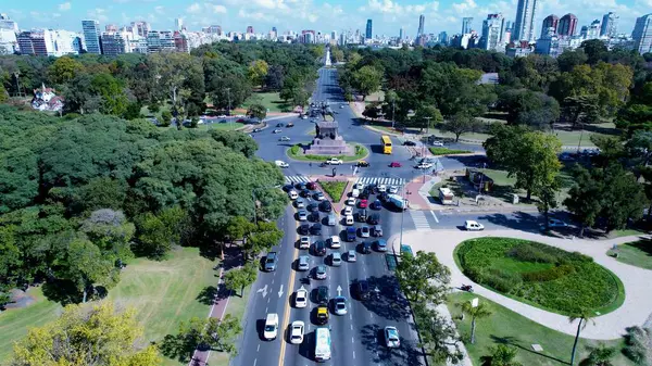 Buenos Aires Arjantin 'deki Landmark Bulvarı. Yüksek katlı binaların ve şehir yaşamını gösteren trafik gösterilerinin havadan görüntüsü. Şehir Gökyüzü Arkaplanı Kentsel. Şehir merkezinin yukarısında. Buenos Aires Arjantin.