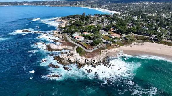 Carmel California 'daki sahil manzarası. Bereketli bir tropikal sahil manzarasının nefes kesici görüntüsü. Horizon Sahili Denizi kıyısında. Deniz kenarı seyahati. Carmel California.
