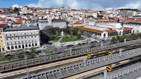 Lizbon 'daki Lizbon Skyline. Şehirdeki Şehir Tren İstasyonu 'nun Ulaşım Merkezi. İş Bulutları Gökyüzü Şehir Merkezi. Özgeçmişleri meşhurdur. Lizbon Portekiz.