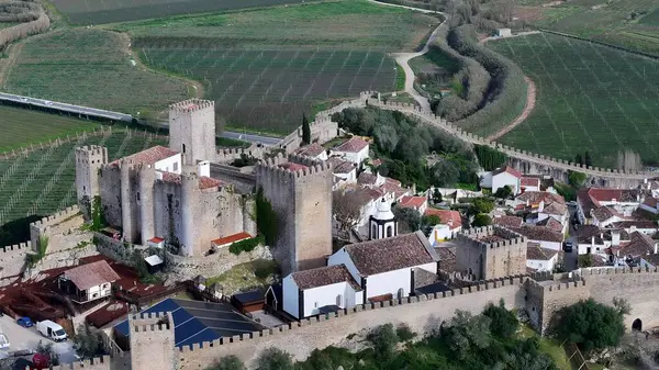 Portekiz 'in Obidos Leiria bölgesinde Obidos Skyline. Şehir merkezindeki Landmark Ortaçağ binasının havadan görünüşü. Metropolitan Manzara Gökdelenleri. Güzel. Metropolitan Şehir.