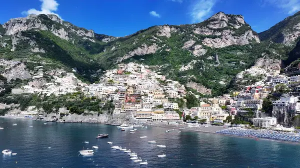 Positano Salerno İtalya 'daki Amalfi Sahili. Çağdaş binalarla dolu şehir merkezinin havadan görünüşü. Terkedilmiş Peyzaj Eğlencesi Güzelliği. Terk edilmiş rıhtım kıyısı. Positano Salerno.