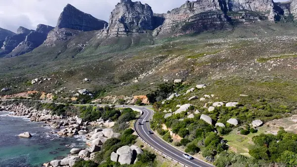 Cape Town 'daki sahil yolu Güney Afrika Burnu. Şehir Caddelerini birbirine bağlayan çevre yolunun şehir hayatı manzarası. Shore Clouds Plaj Denizi. Shore Beach Sahili Sahil Hattı. Cape Town Batı Burnu.