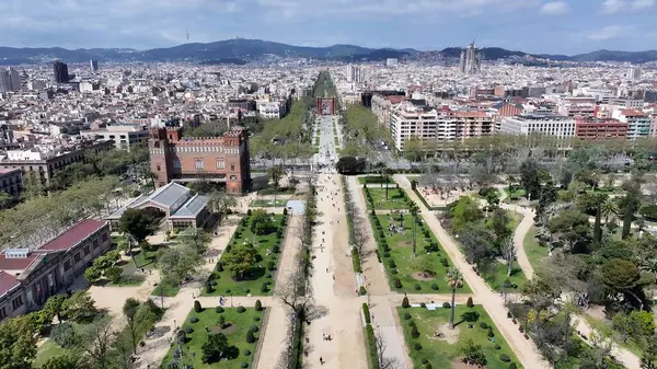 Barcelona Katalonya İspanya 'da Arc De Triomf. Şehrin çarpıcı ikonik eğlence parkının kuş bakışı görüntüsü. Metropolitan Skyline Binaları Güzel. Bina Mimarlığı Şirketi.