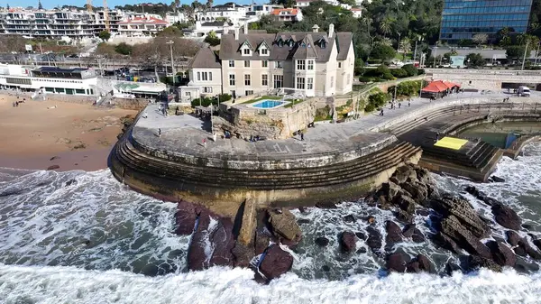Portekiz 'in Cascais Lizbon bölgesindeki Duques De Palmela Sarayı. Büyüleyici Tropikal Sahne Sahnesi Yukarıdan Görünüyor. Issız Manzara Cenneti Vibrant. Terkedilmiş Yaz Zamanı.