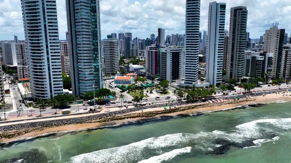 Brezilya 'nın kuzeydoğusundaki Skyline in Recife Pernambuco Brazil. İnanılmaz Skysraper 'lar ve caddedeki trafik yukarıdan izleniyor. Altyapı Skyline Gökdelenleri çarpıcı. Altyapı Mimarlık Şirketi.