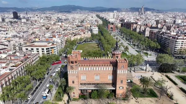 Barcelona Katalonya İspanya 'da Barselona Skyline. Kuşlar, sokaklar ve binalarla çarpıcı şehir manzarasına bakıyor. İş Bulutları Gökyüzü Şehir Merkezi. Arkaplan Panoramik Şehir.